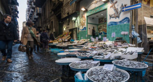 Napoli nei vicoli dei pescivendoli